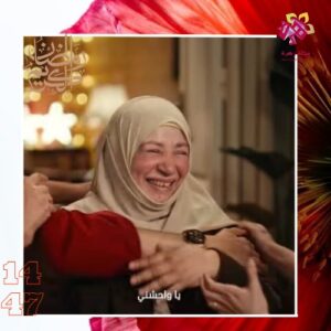 لقطة مقربة للفنانة القديرة عبلة كامل وهي تضحك بعفويتها المعهودة من كواليس إعلان رمضاني جديد، مرتدية الحجاب والملابس الكاجوال بعد غياب طويل.