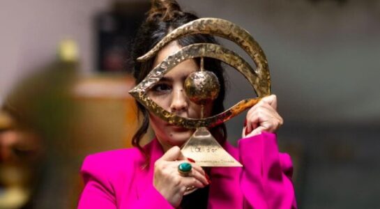 المخرجة المغربية أسماء المدير تحمل جائزة النجمة الذهبية في مهرجان مراكش السينمائي الدولي بالقفطان المغربي