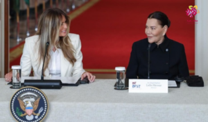 صاحبة السمو الملكي الأميرة للا حسناء تجلس بجانب ميلانيا ترامب وبريجيت ماكرون في البيت الأبيض خلال قمة "Be Best" لحماية الأطفال.