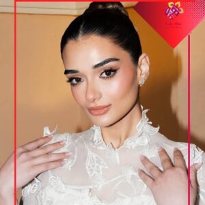 مكياج وشعر ملك أحمد زاهر في حفل خطوبتها بلمسات ناعمة وتفاصيل فستان دانتيل أبيض.