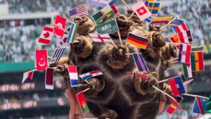مشجعة مكسيكية تخطف الأنظار في مدرجات كأس العالم بتسريحة شعر مبتكرة جمعت أعلام العالم، في كأس العالم 2026