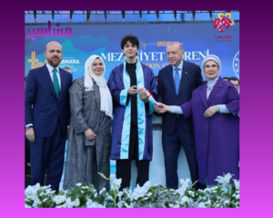 تخرج حفيد أردوغان: لقطة إنسانية مؤثرة تجمع الجد والحفيد في حفل التخرج