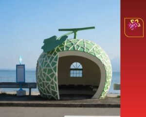 اليابان: قد تنتظر الحافلة... داخل حبة برتقال عملاقة! 🍓🚌