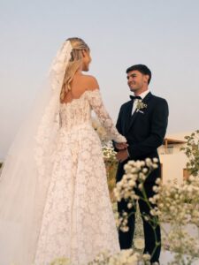 براهيم دياز وعروسه في لحظة رومانسية