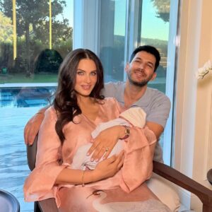 الفنانة المغربية إيمان الباني وزوجها الممثل التركي مراد يلدريم يزفان وليدهما "كرم"