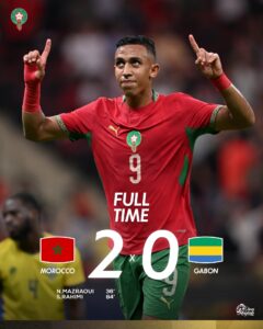 سفيان رحيمي يحتفل بتسجيل الهدف الثاني للمنتخب المغربي أمام الغابون.