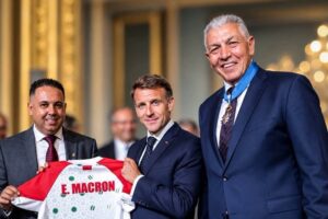 لحظة إهداء هشام أوباجا رئيس الجامعة الملكية المغربية للركبي قميص المنتخب المغربي لرئيس جمهورية فرنساإيمانويل ماكرون بمناسبة تكريم الأسطورة عبد اللطيف بنعزي