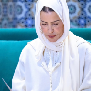 إطلالة ساحرة تتجلى فيها الأصالة المغربية والأنوثة الراقية؛ تعرّف على تفاصيل إطلالة صاحبة السمو الملكي الأميرة لالة مريم باللباس التقليدي الحصري وحذاء "غوتشي" العصري خلال إحياء ذكرى رحيل الملك الحسن الثاني.